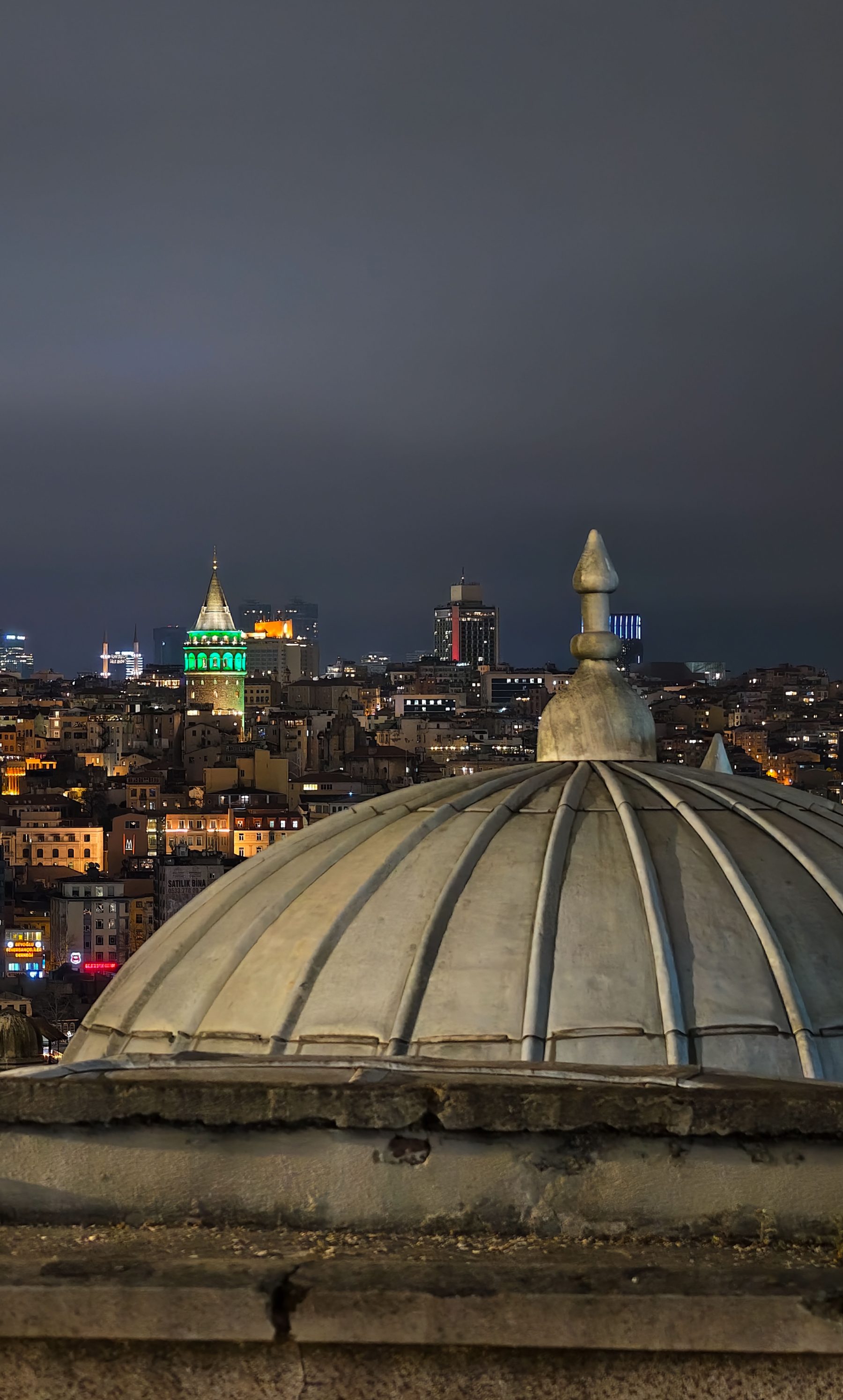Galata Kulesi'nden alacakaranlıkta Beyoğlu çatıları