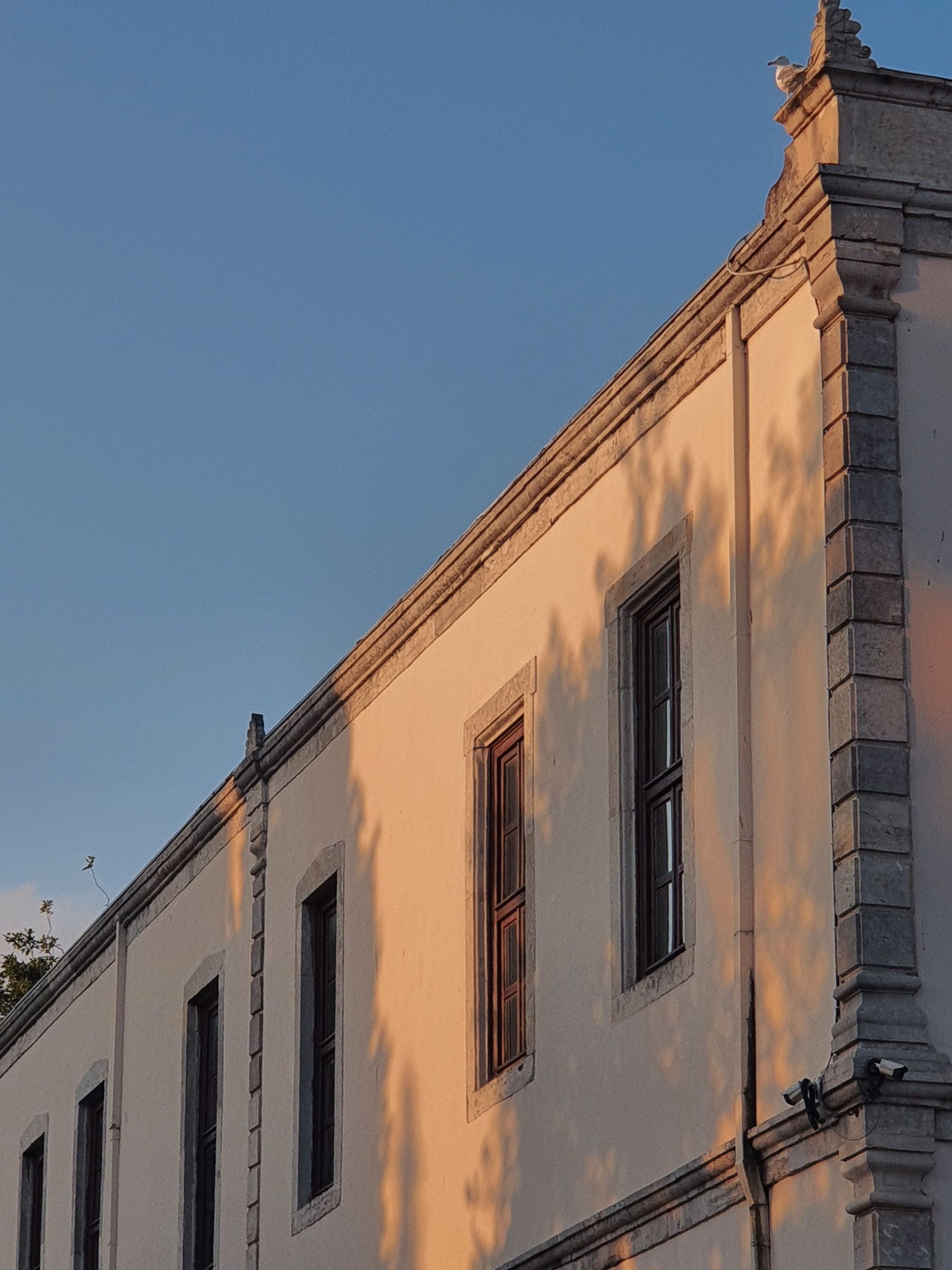 Restore edilmiş bir Beyoğlu binası, alacakaranlıkta