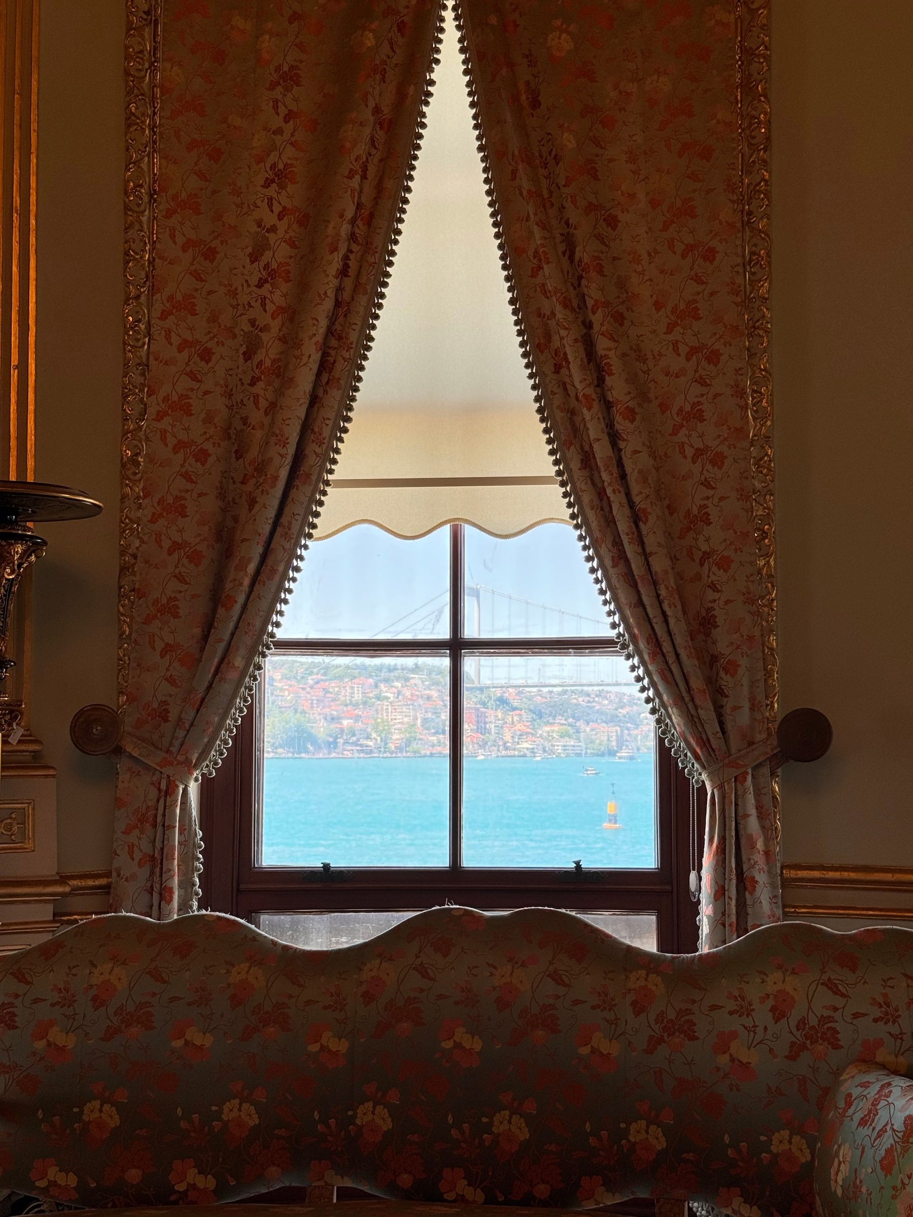 Boğaz ve köprü manzaralı bir residence oturma odası