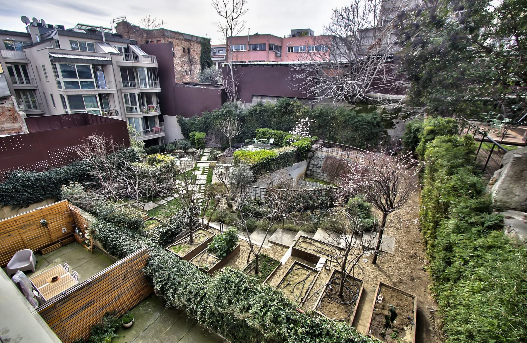 Satılık Hacımimi Gardens'ta Bahçeli Ara Kat, site bahçesi